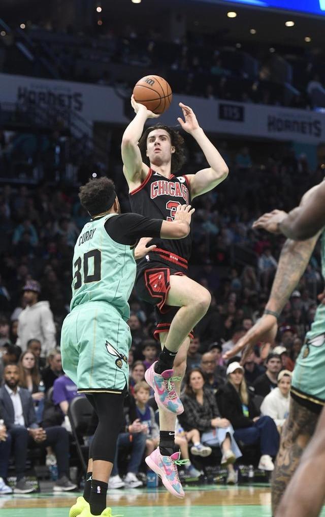 开云体育-清晨突围战来临，芝加哥公牛围绕NBA季后赛外线爆发，悬念犹存，更衣室氛围转暖的简单介绍